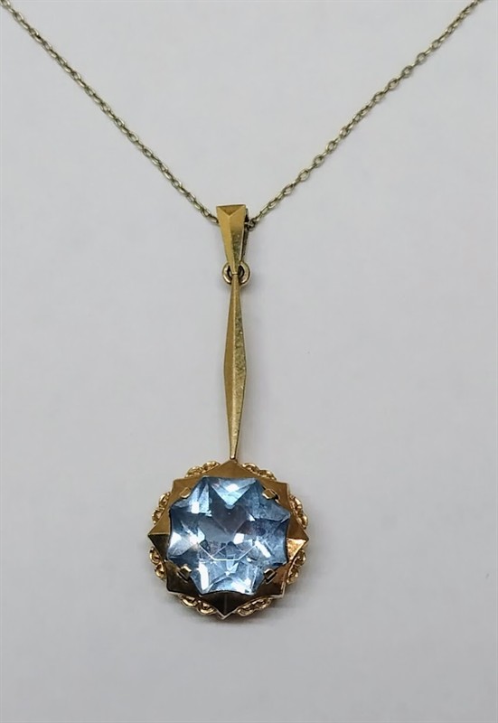 Zlatý art-deco přívěsek s modrým kamenem