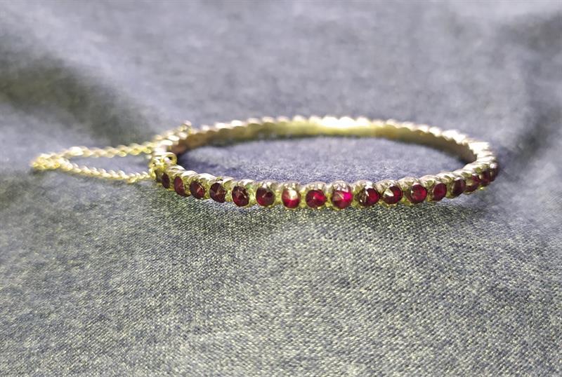 Granátový náramek