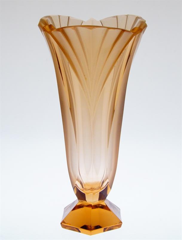 Vázička z rosalinového skla, styl Art - Deco Rudolf HLOUŠEK