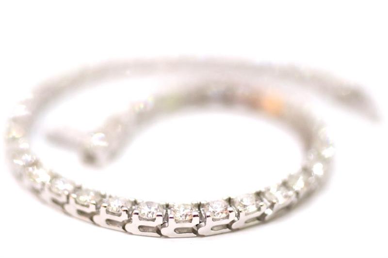 Zlatý náramek s diamanty