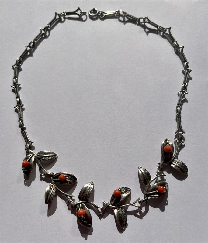 Florální náhrdelník s korálem