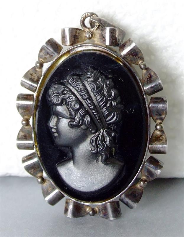 900 stříbrný přívěsek se skleněnou kameí, punc.