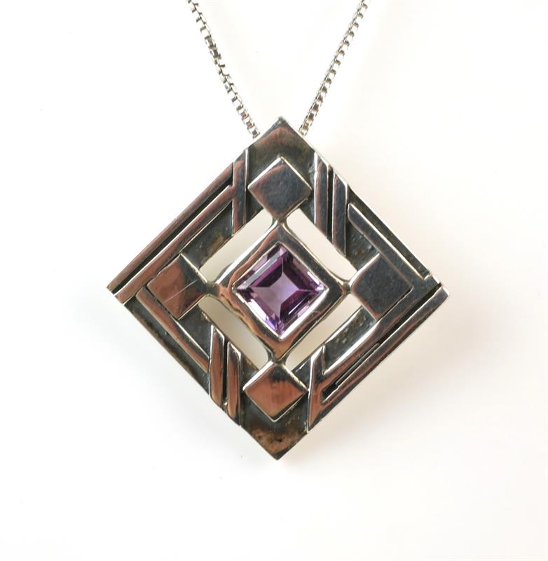 Stříbrný náhrdelník s fialovým kamenem