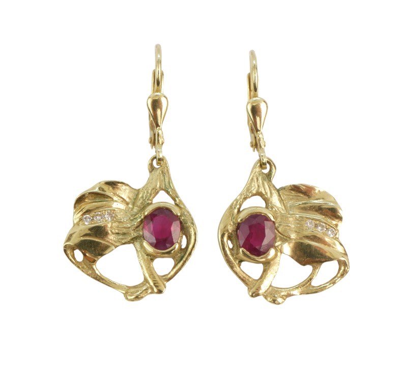 Zlaté náušnice s rubíny a diamanty, ve stylu secese