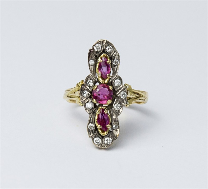 Zlatý prsten s rubíny a diamanty