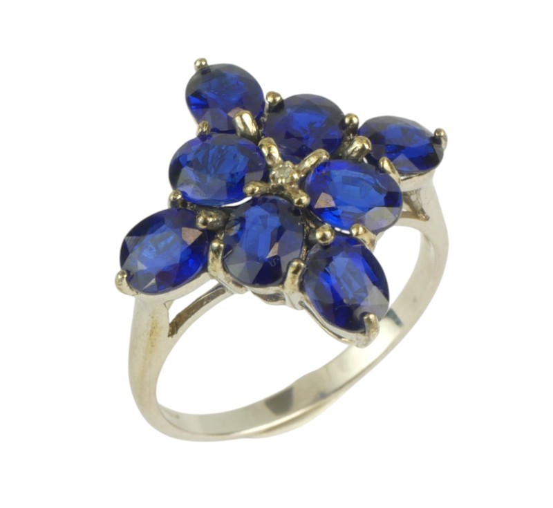 Zlatý prsten s modrými safíry a diamantem