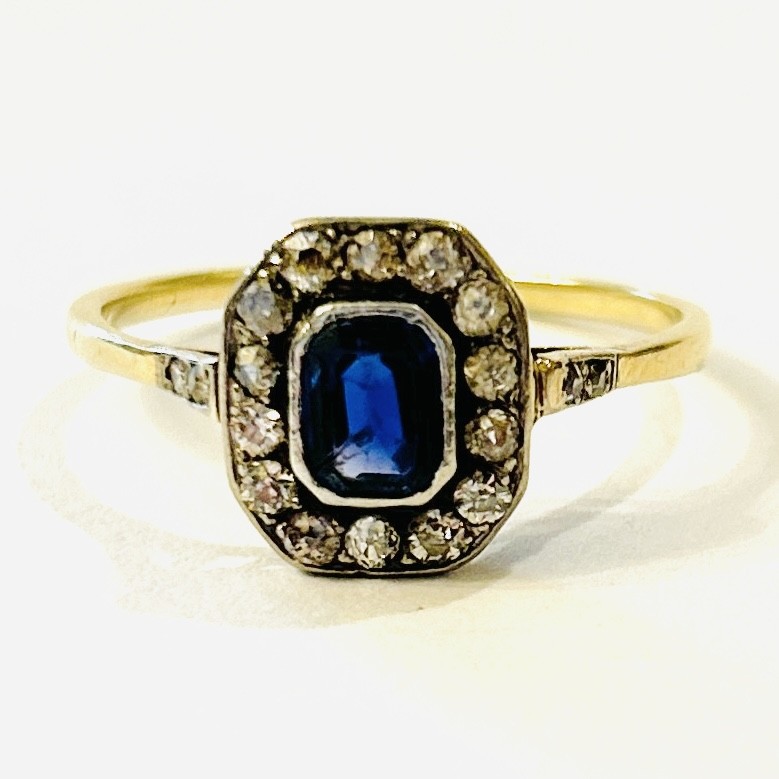 Zlatý art-deco prsten s diamanty a modrým safírem