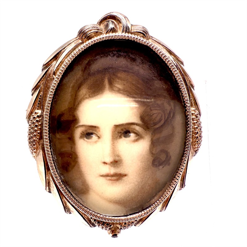 Stříbrná zlacená brož biedermeier s medailonem