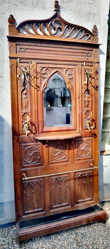 Pseudo gotická věšáková stěna