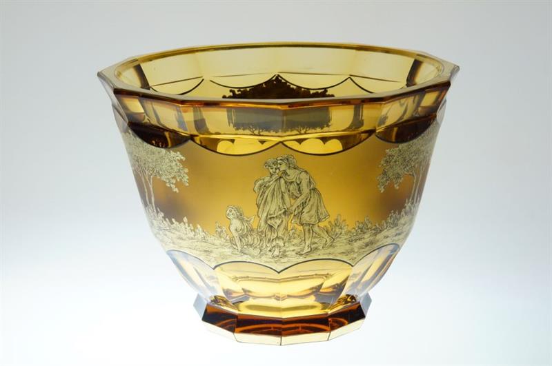 Broušená váza z ambrového skla perokresba mytologický motiv