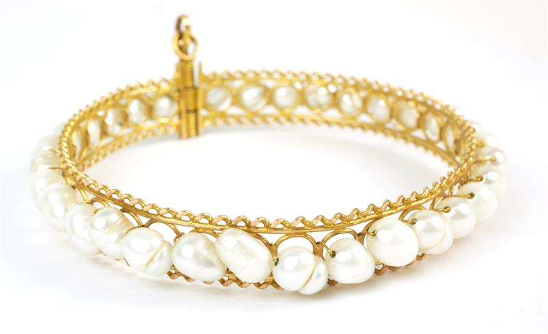 Zlatý náramek s perlami