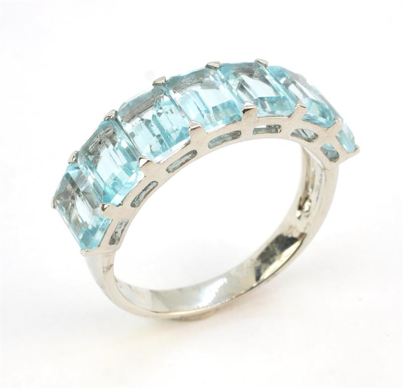 Zlatý prsten s topazy