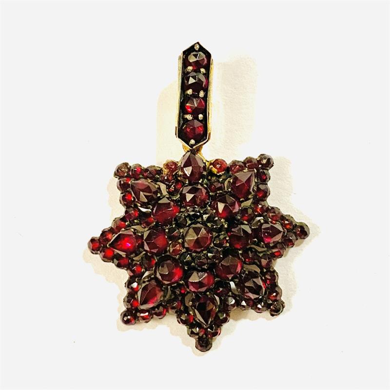 Starožitný přívěšek "hvězda" s českými granáty