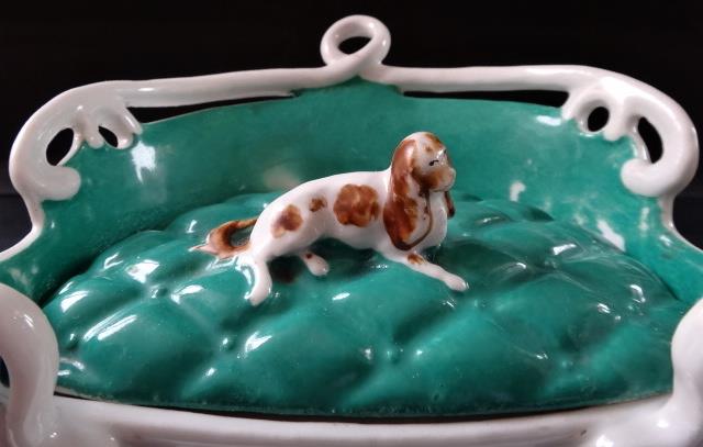 Ležící pes na sofě, kalamář - Klášterec