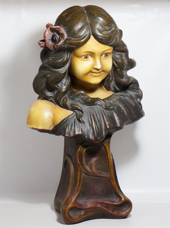 Secesní busta - plastika mladé dívky, signovaná keramika