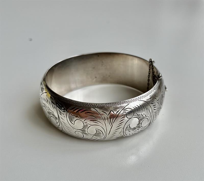 Masivní, stříbrný, otevírací náramek