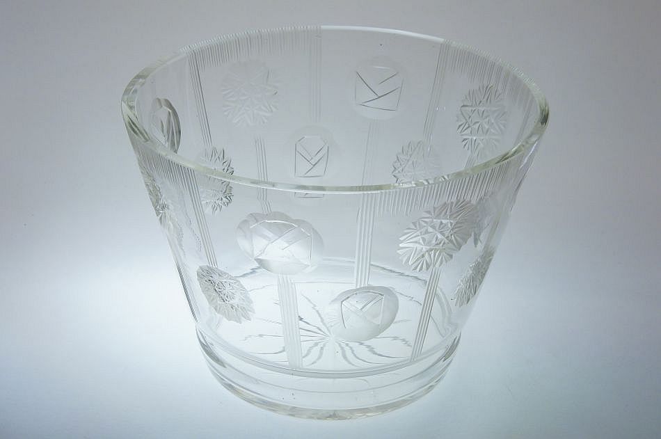 Geometrická secese - bohatě broušená mísa s dekorem psaníček