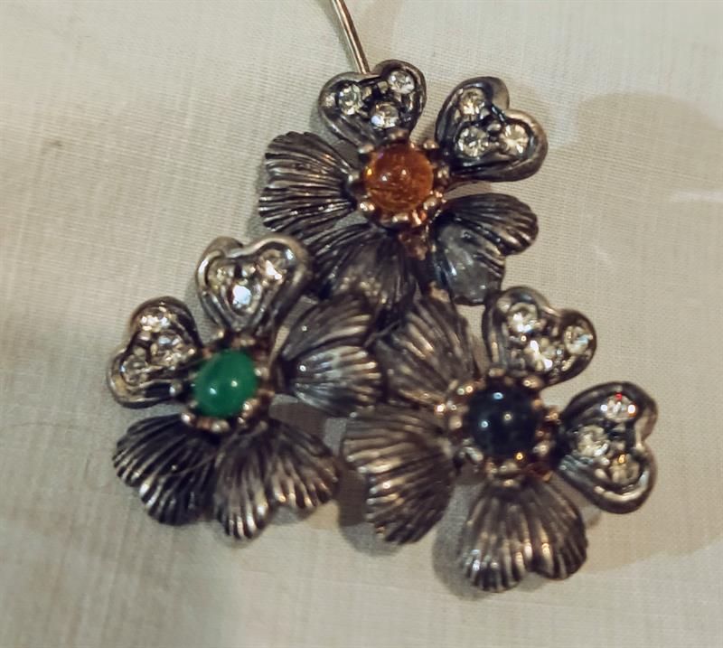 Krásná brož kytičky