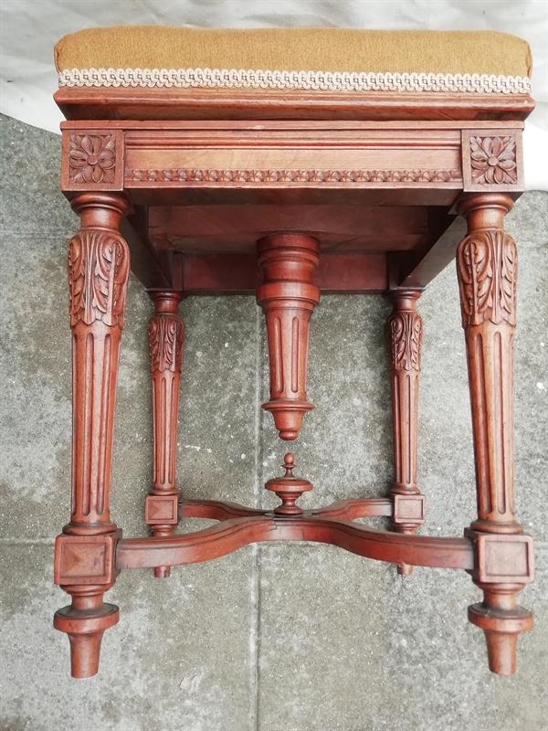 Vyřezávaná stolička