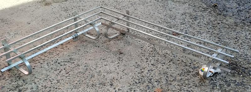 Rohový věšák art deco