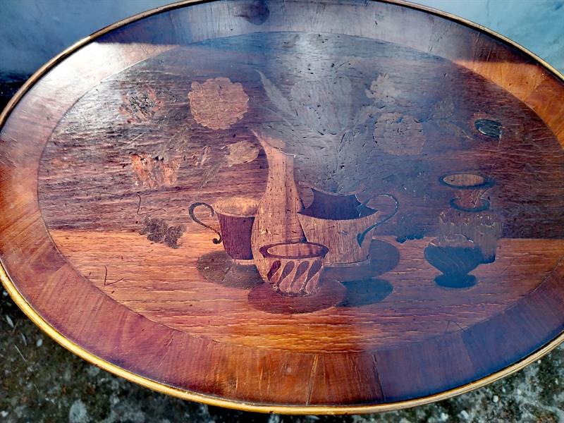 Bohatě intarzovaný stolek