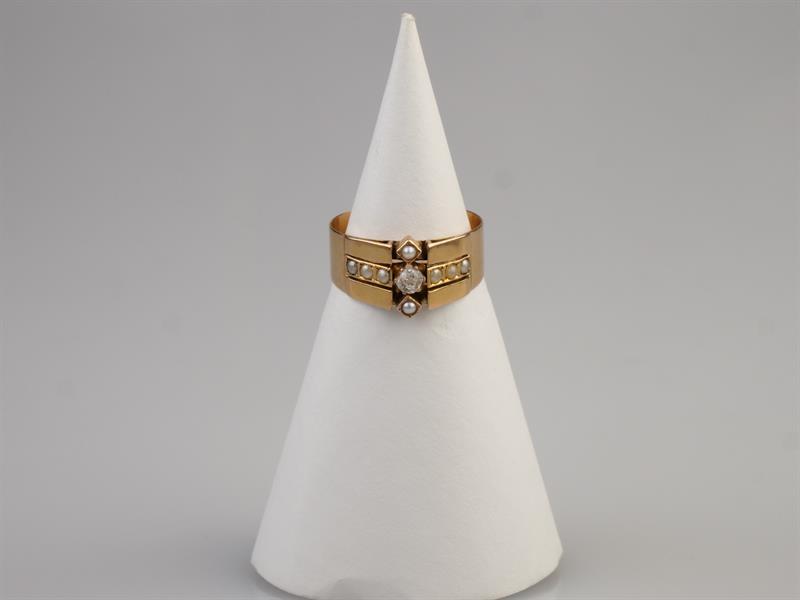 Zlatý prsten s diamantem