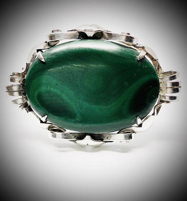 Stříbrná brož s malachitem