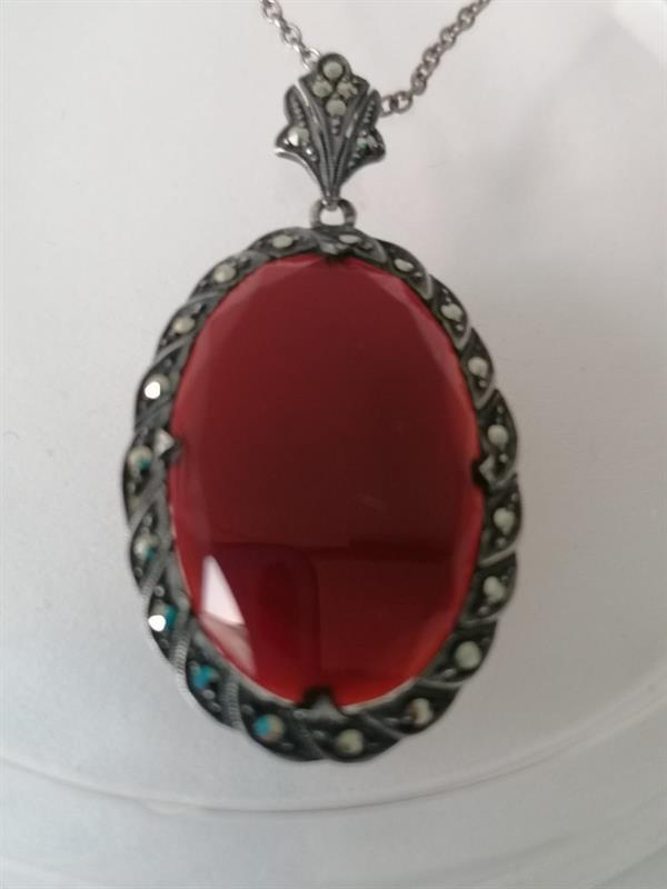 Stříbrný náhrdelník s karneolem a markazity