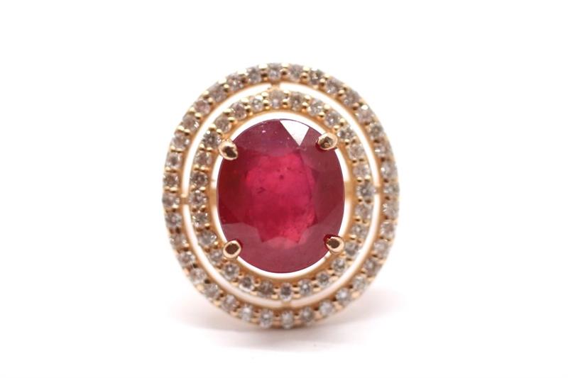 Zlatý prsten s diamanty a rubínem