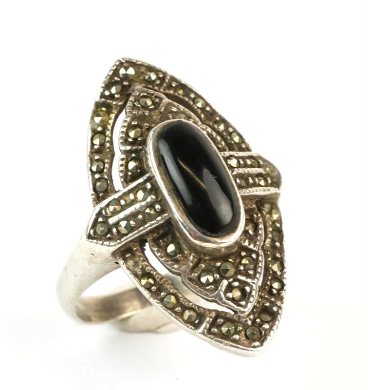 Stříbrný prsten s onyxem a  markazity