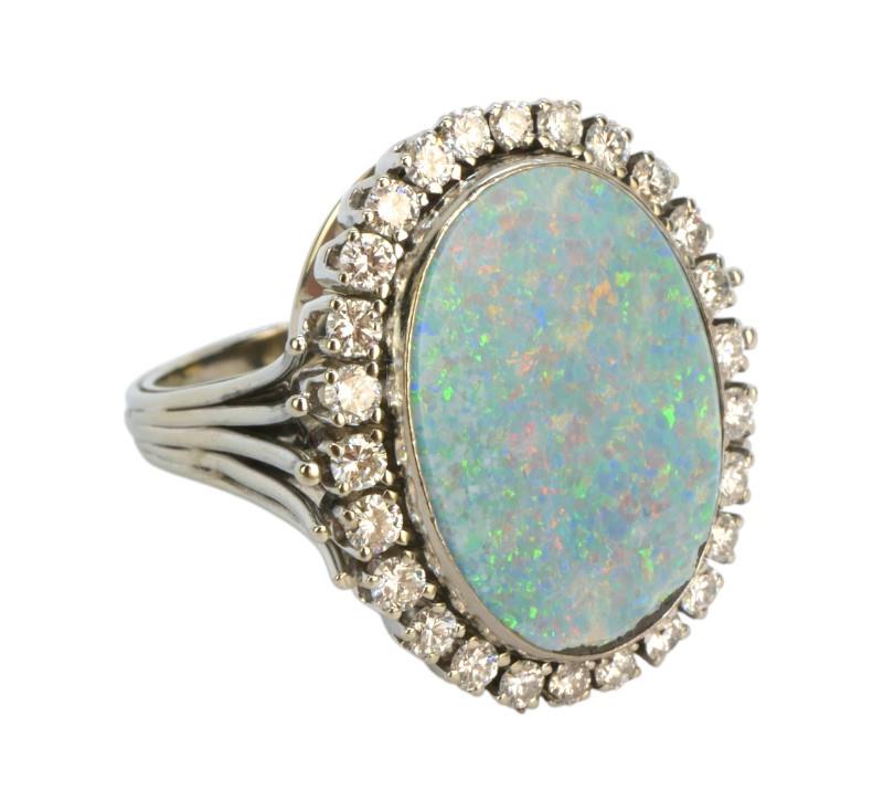 Zlatý prsten s australským opálem a brilianty 2 ct