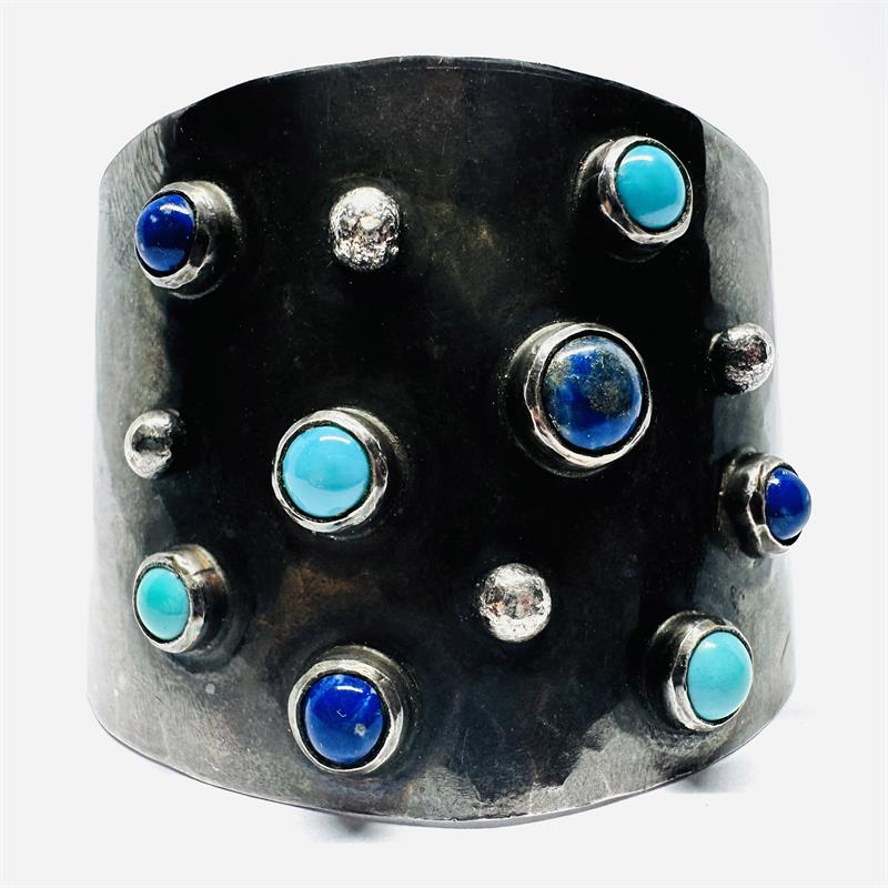 Originální stříbrný náramek s tyrkysy a lápisy lazuli