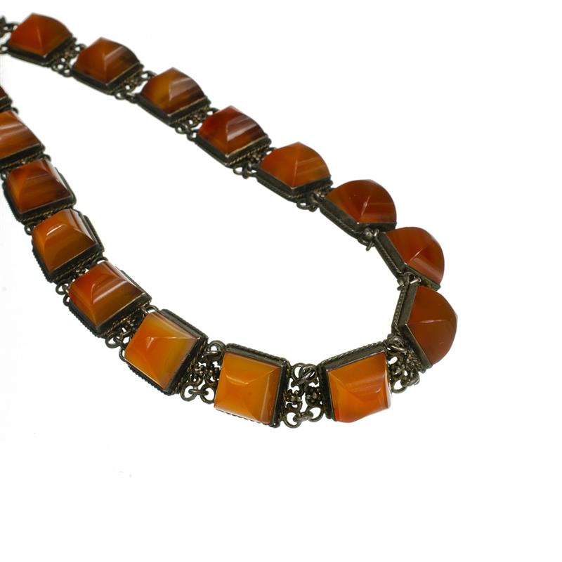 Stříbrný náhrdelník s karneolem