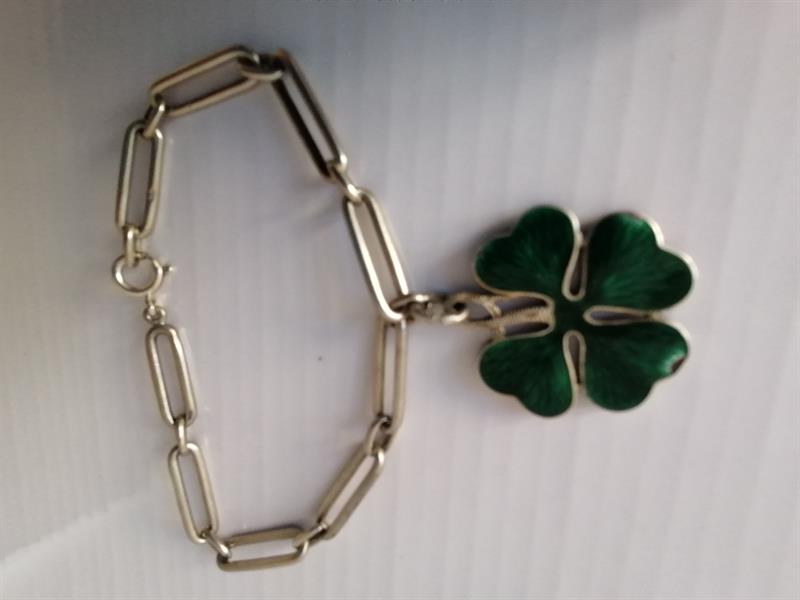Stříbrný náramek s velkým čtyřlístkem