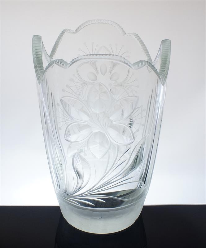 ART - DECO velká bohatě broušená váza s květinovým dekorem