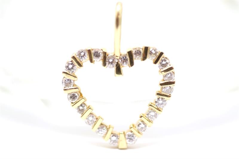 Zlatý přívěsek s diamanty