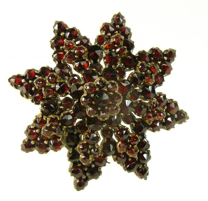 Brož s granáty hvězda