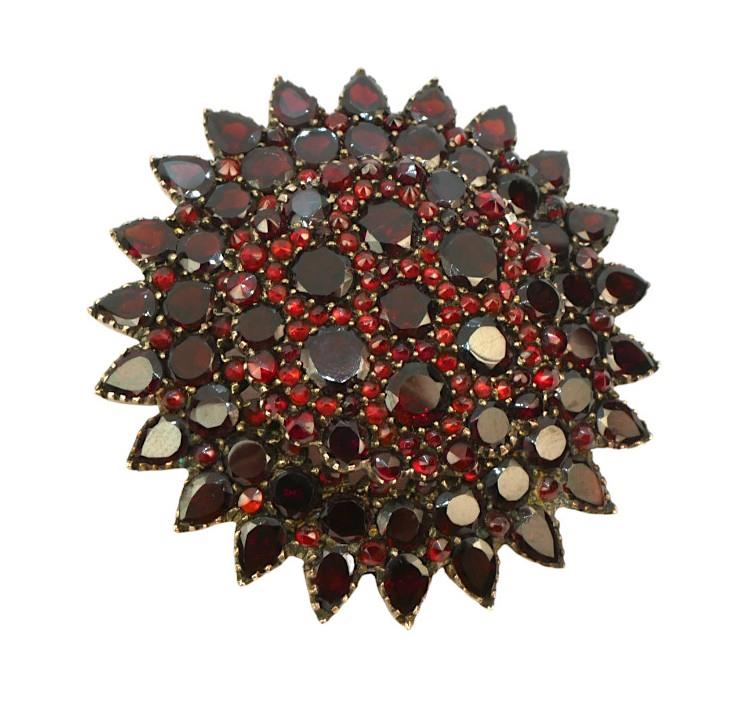 Granátová brož ve tvaru květu z 19. století