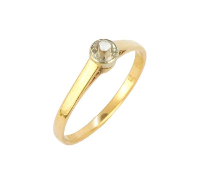 Zlatý prsten s leukosafírem