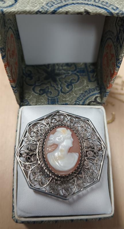 Secesní brož stříbro filigrán kamej