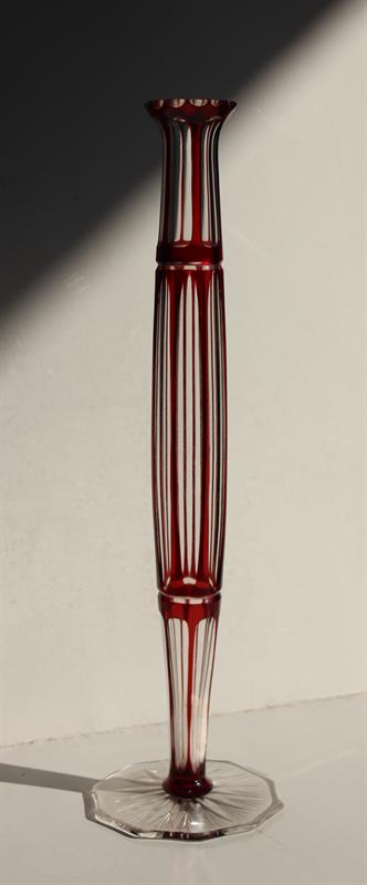 Váza na jeden květen