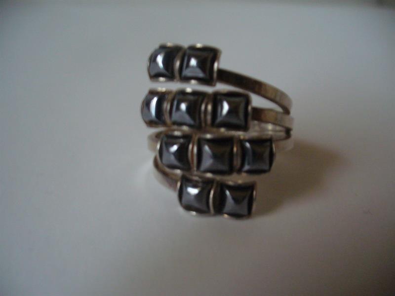 STŘÍBRNÝ  PRSTEN  S  HEMATITY