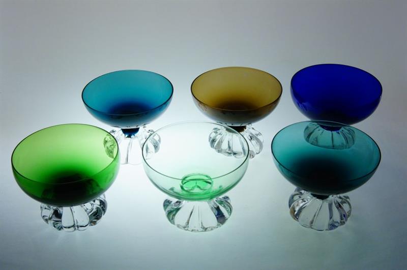 Sada barevných sklenic na šampaňské, sklárna Harrachov
