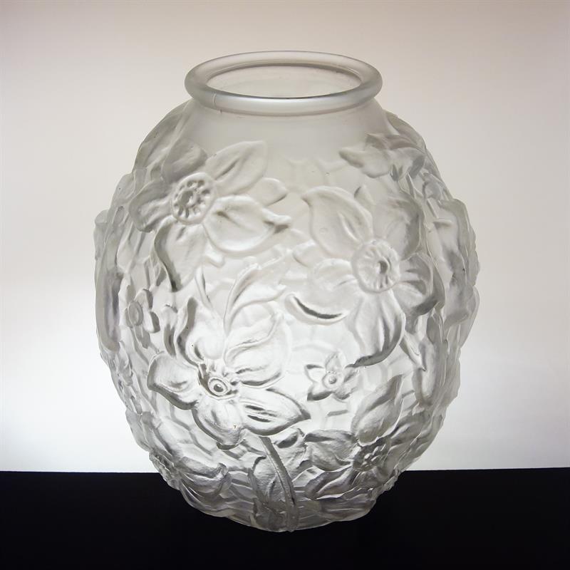 ART - DECO váza matované čiré sklo s květinovým dekorem