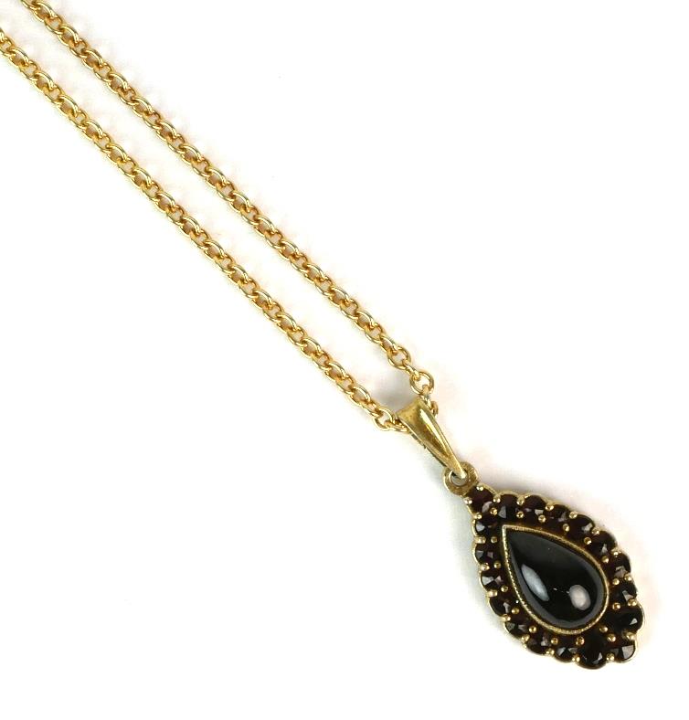 Stříbrný náhrdelník s granáty