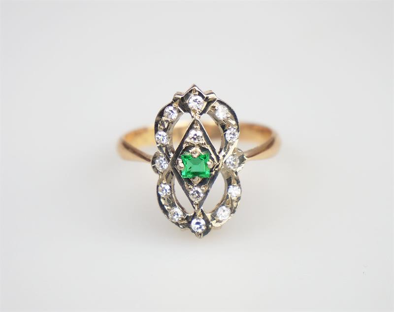 Zlatý prsten s diamanty a smaragdem