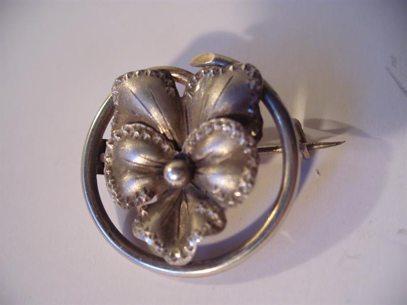 STŘÍBRNÁ  BROŽ  -  MACEŠKA