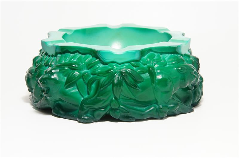 "TYGŘI" popelník z malachitového skla Curt Schlevogt INGRID