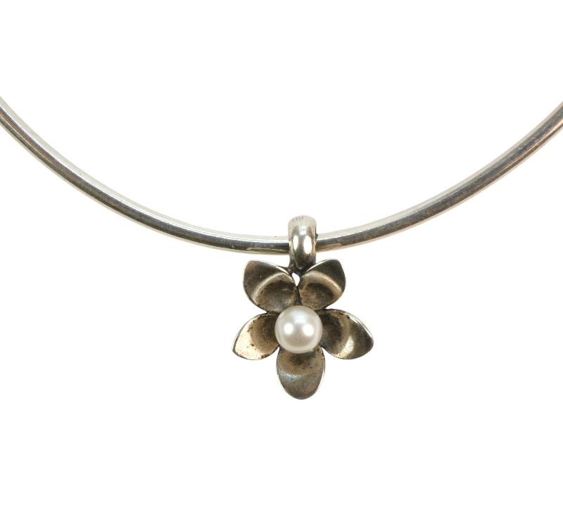 Stříbrný náhrdelník – květ s perlou