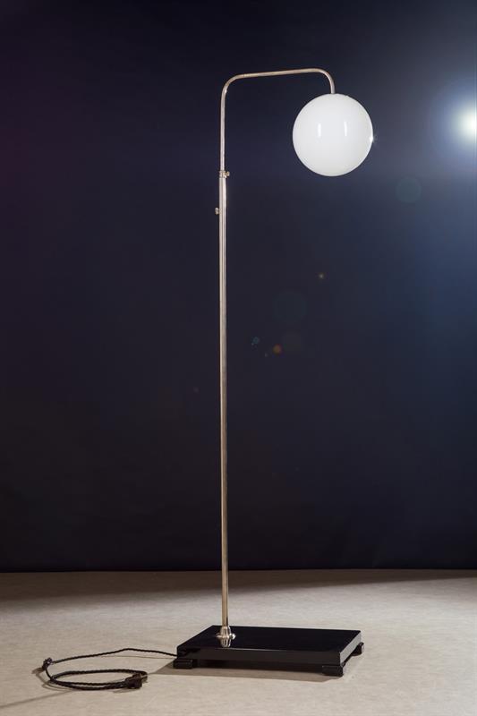 STOJACÍ LAMPA-FUNKCIONALISMUS